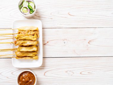 Domuz Satay-ızgara domuz fıstığı sosu veya tatlı ile servis ve 