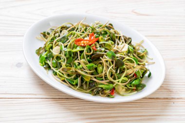 Istiridye sosu ile Kızarmış ayçiçeği Sprout