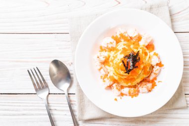 karidesler ve karides yumurtası ile spagetti kremsi