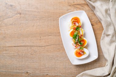 Yumuşak haşlanmış yumurta baharatlı salata 