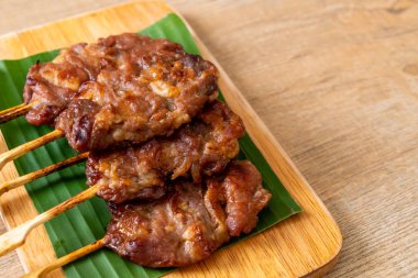 saptırılmış süt domuz beyaz yapışkan pirinç ile ızgara