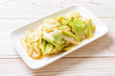 Balık soslu tavada kızartılmış lahana