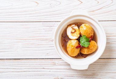 Haşlanmış yumurta demirhindi soslu kızarmış