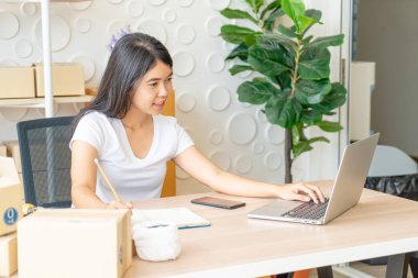 Genç Asyalı kadın kazmak ile çalışan küçük iş sahibi başlatmak