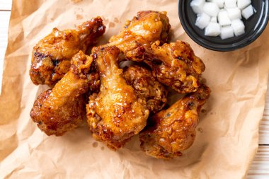 Soslu kızarmış tavuk.