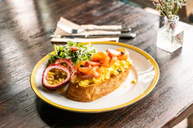 Kızarmış kek yumurta ile somon füme