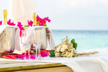 çiçek buket ve cam ve şampanya düğün kemer 