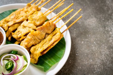 Domuz Satay-ızgara domuz fıstığı sosu veya tatlı ile servis ve 