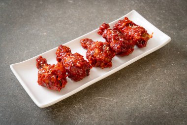 Baharatlı soslu kızarmış tavuk 