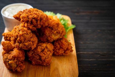 Kızarmış baharatlı tavuk kanadı