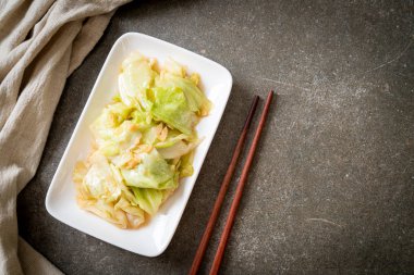 Balık soslu tavada kızartılmış lahana