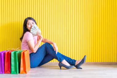 Asyalı kadın holding alışveriş torbaları