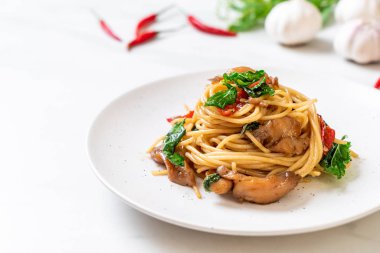 tavuk ve fesleğen ile karıştırın-kızarmış spagetti