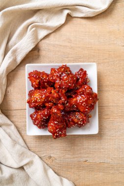 Baharatlı soslu kızarmış tavuk 