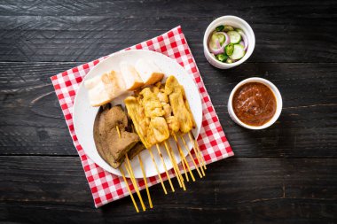 Fıstık sosu ve turşu ile domuz Satay cucumbe olan