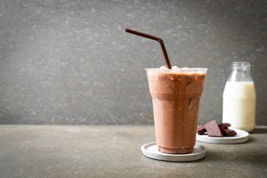 Buzlu çikolata milkshake içecek