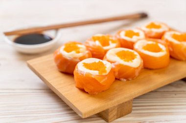 mayonez ve karides yumurta ile taze somon suşi rulo