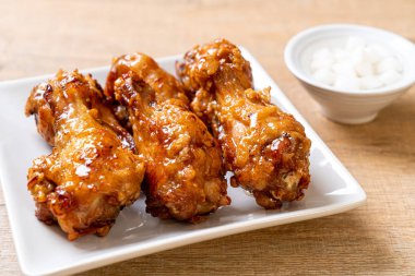 Soslu kızarmış tavuk.