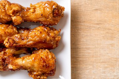 Soslu kızarmış tavuk.