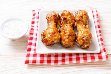 Soslu kızarmış tavuk.