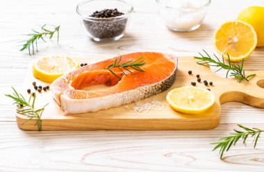 taze çiğ somon fileto biftek