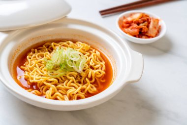 kimchi Koreli baharatlı anlık erişte