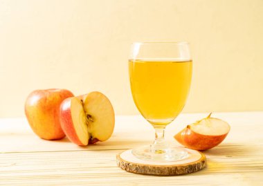 Kırmızı elma meyvesi ile elma suyu