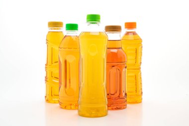 şişe buzlu çay ve yeşil çay beyaz arka plan üzerinde