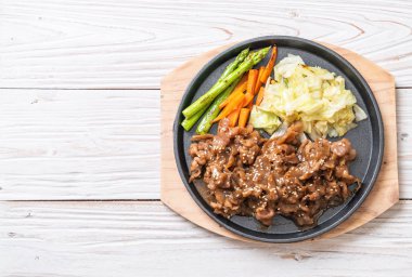 sıcak plaka üzerinde domuz biftek dilimlenmiş 