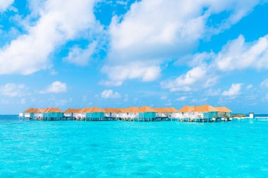 plaj ve deniz ile tropikal Maldivler tatil otel ve ada