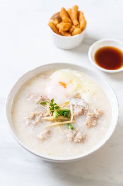 kase kıyılmış domuz eti ile pirinç çorbası 