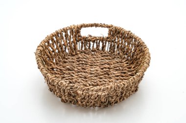 Beyaz arkaplanda hasır sepet