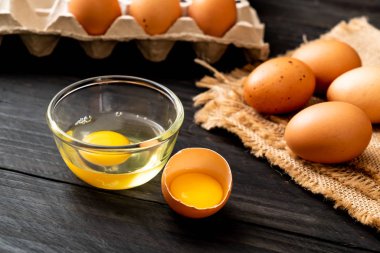 Yumurta ile bir kırık kahverengi ve yumurta sarısı