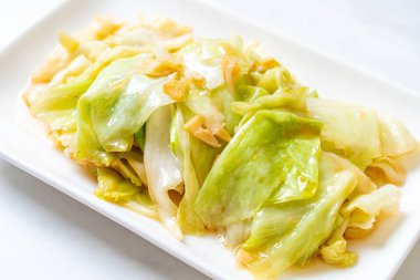 Balık soslu tavada kızartılmış lahana