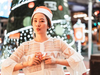 hediye ile gülümseyen güzel genç Asyalı kadın portresi