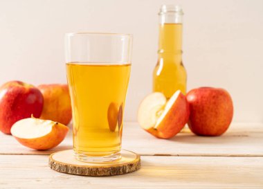 Kırmızı elma meyvesi ile elma suyu