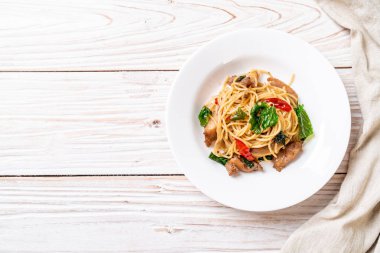 tavuk ve fesleğen ile karıştırın-kızarmış spagetti