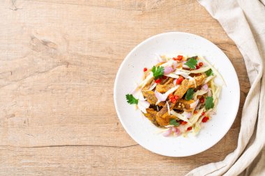 gevrek gurami balığı ile baharatlı salata