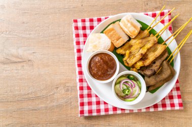 Fıstık sosu ve turşu ile domuz Satay cucumbe olan