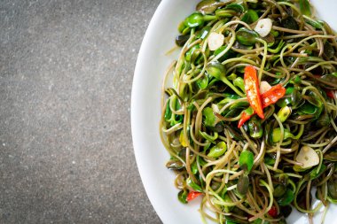 Istiridye sosu ile Kızarmış ayçiçeği Sprout