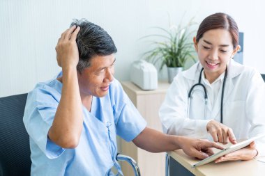 Asya kıdemli hasta doktor ile istişare sahip