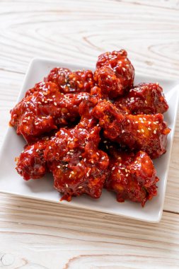 Baharatlı soslu kızarmış tavuk 