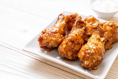 Soslu kızarmış tavuk.