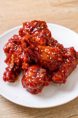 Baharatlı soslu kızarmış tavuk 