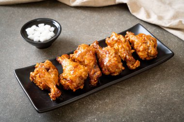 Soslu kızarmış tavuk.