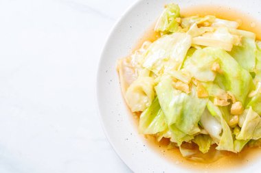 Balık soslu tavada kızartılmış lahana