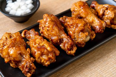 Soslu kızarmış tavuk.