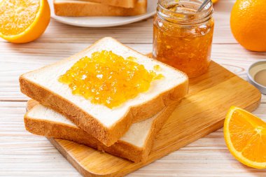 Portakal reçelli ekmek dilimleri 