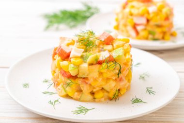 Yengeç sopa (elma, Mısır, papaya, pineappl ile karışık meyve salatası