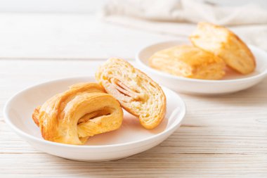 Ev yapımı jambon peyniri kruvasanı